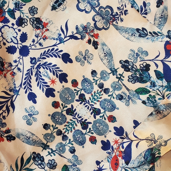 Flower Pattern Victoria's Secret Robe - Picture 5 of 5